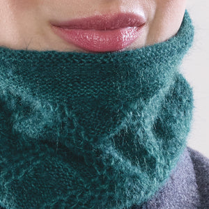 Women's winter Aries Collar shown in the colour clover.