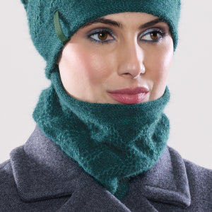 Women's winter Aries Collar shown in the colour clover.